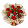 Букет из 11 красных роз с эвкалиптом и цинерарией